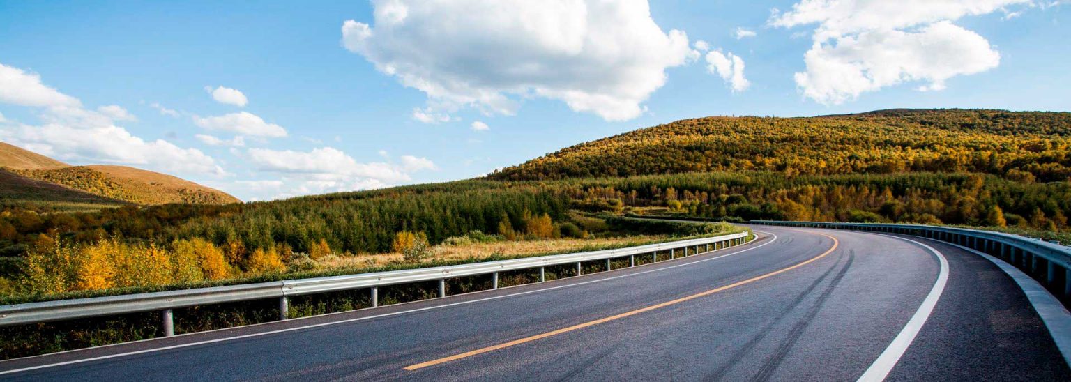 Carretera entre montañas de Navarra