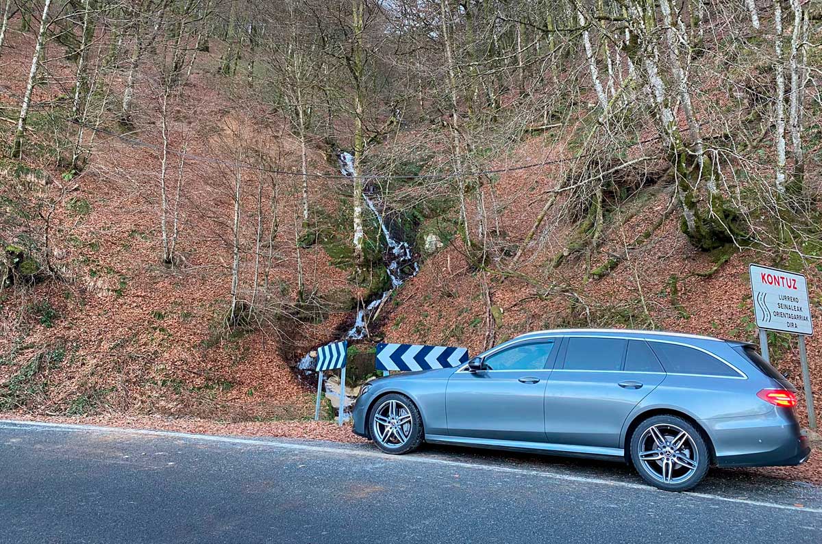 Vehículo de Delcar en una carretera de montaña del norte de Navarra