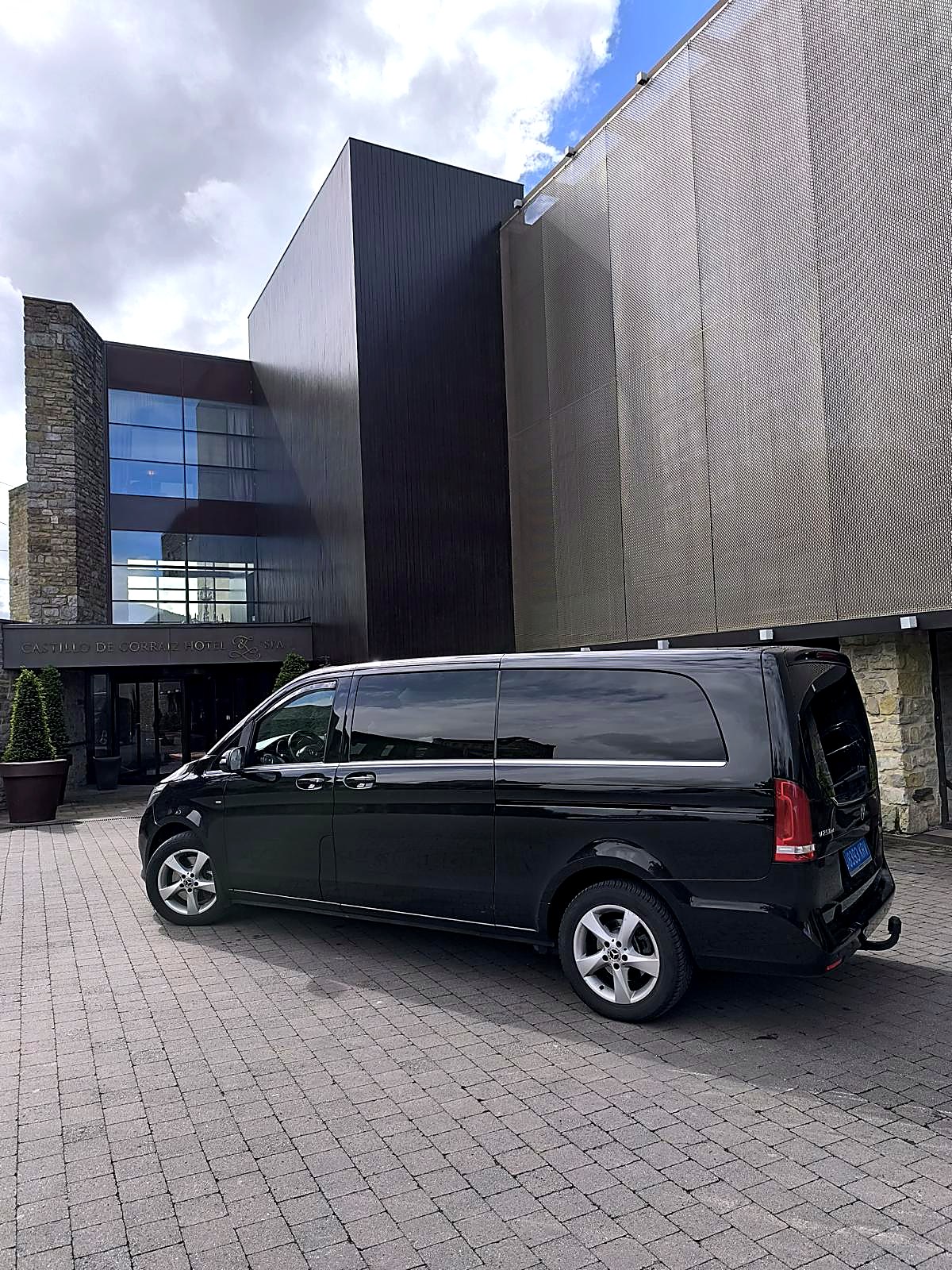 Mercedes Clase V de Delcar Services Navarra, vista lateral