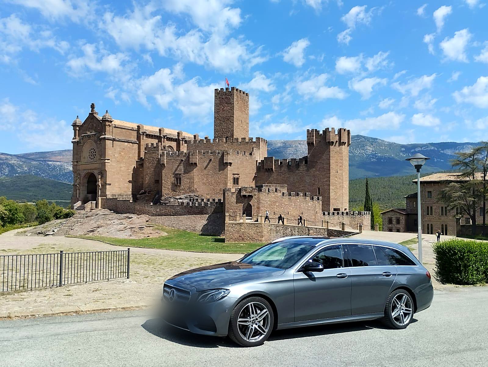 Mercedes Clase E de Delcar frente al castillo de Javier