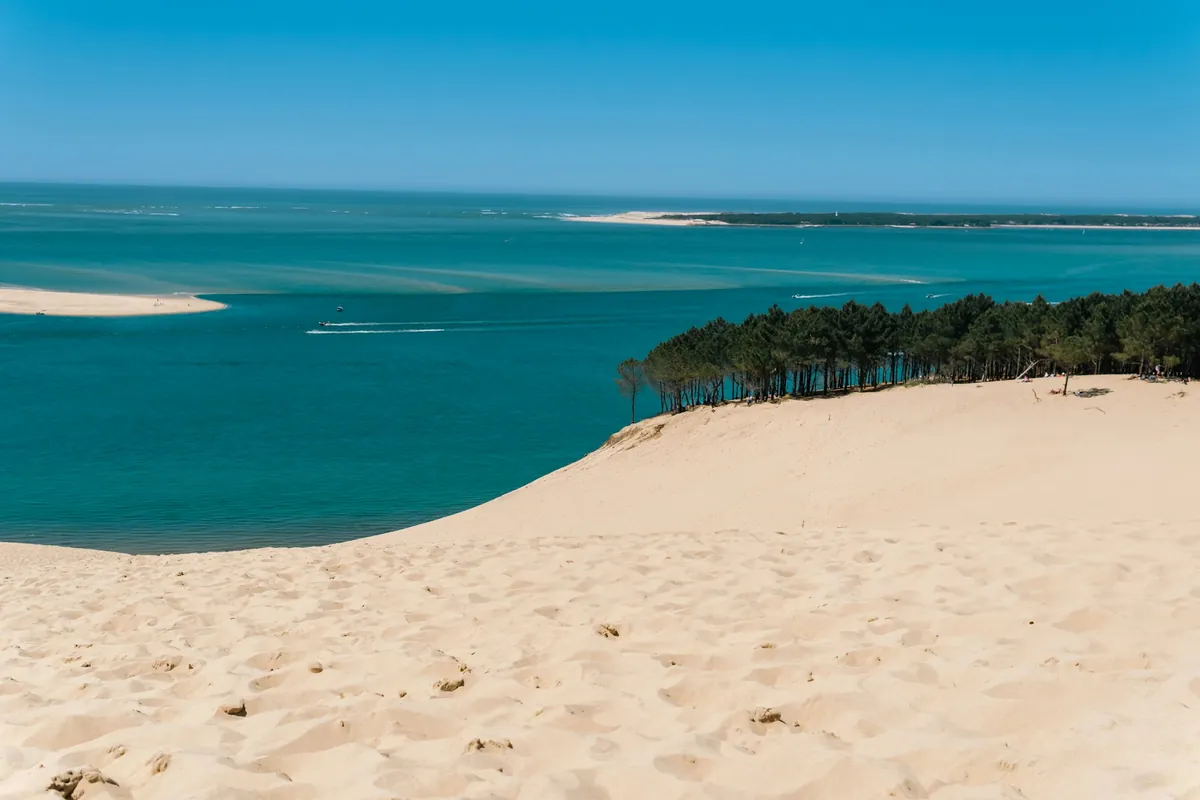 La duna de Pilat, junto al bosque de pinos y la entrada de la bahía de Arcachon