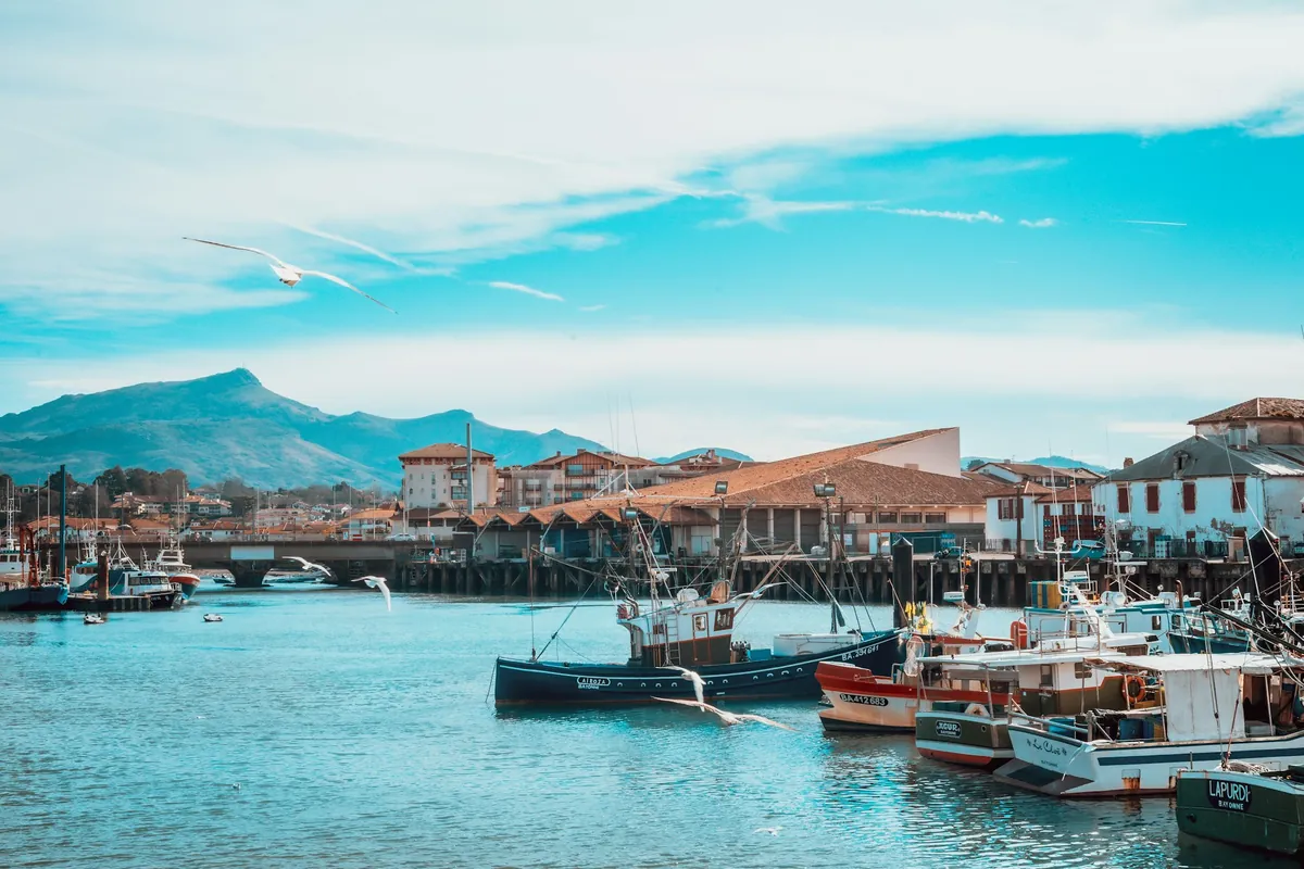 El puerto de San Juan de Luz, con La Rhune al fondo
