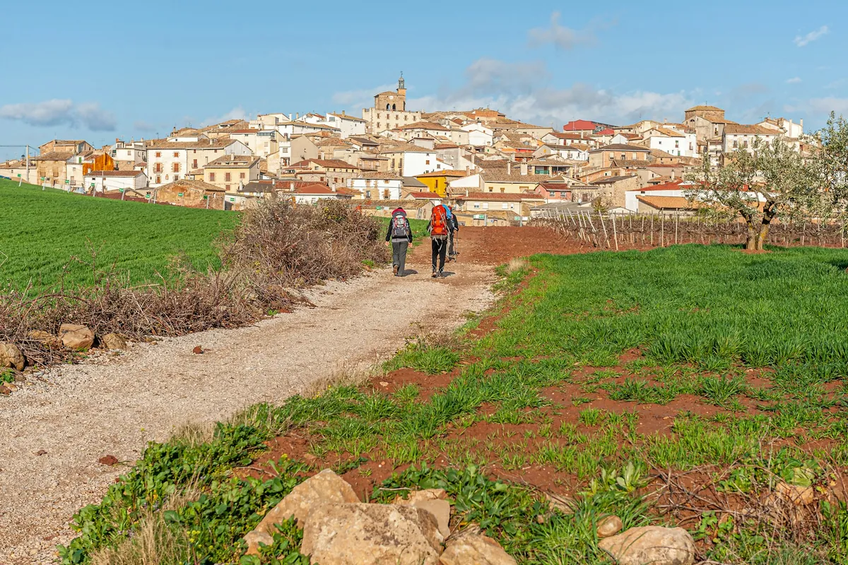 Peregrinos en el Camino de Santiago a su paso por Cirauqui, en Tierra Estella (Navarra)