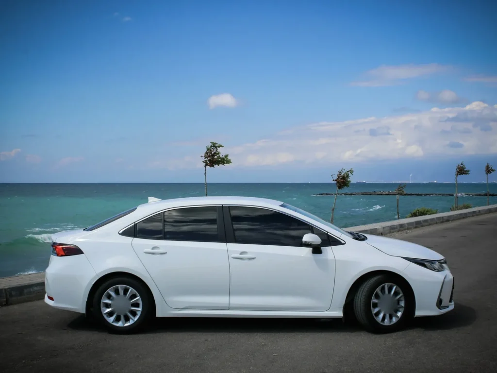 Sedán Standard con conductor: berlina tipo Toyota Corolla