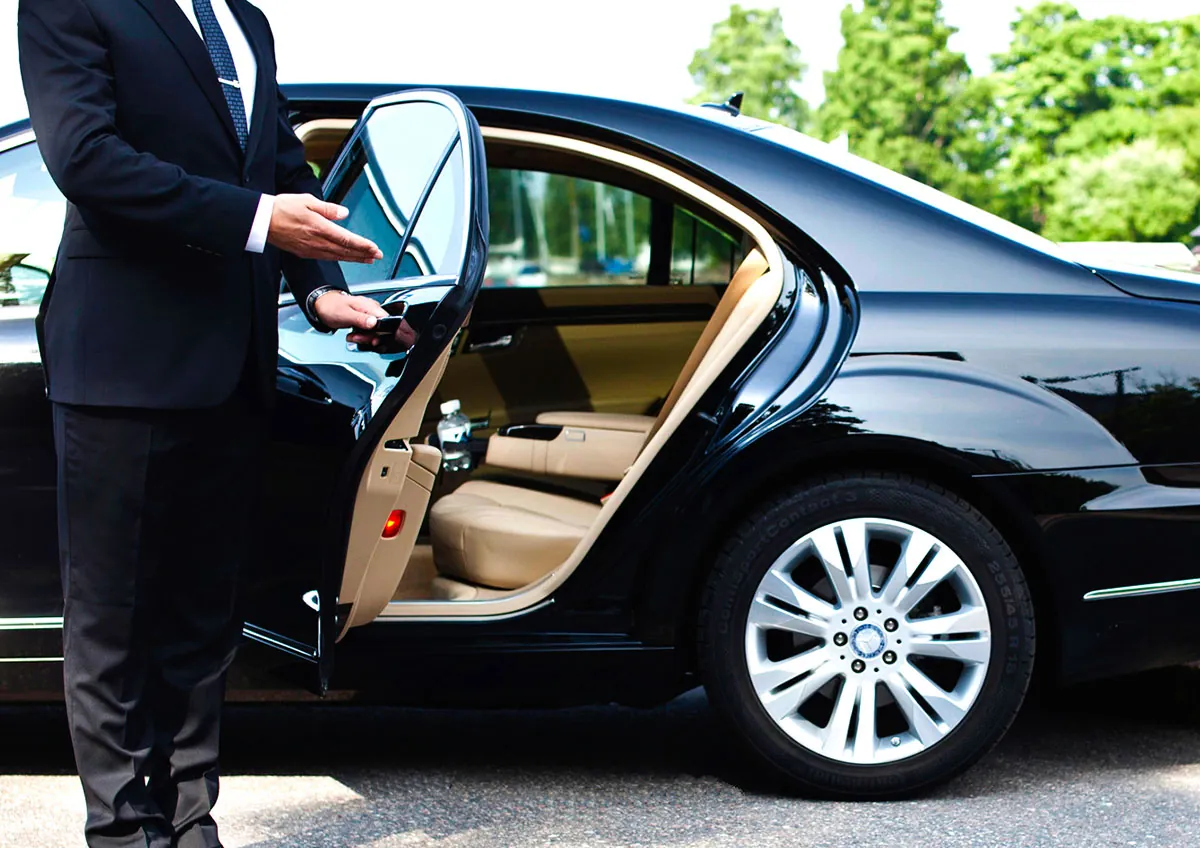 Conductor de Delcar Services abriendo la puerta del coche